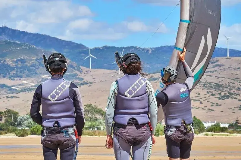 Alumno aprendiendo a controlar una cometa de kitesurf en Tarifa